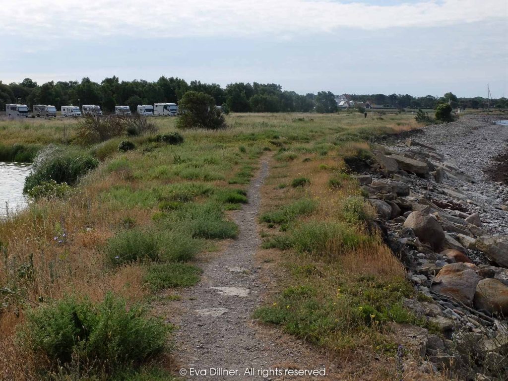 På landet strosar vi på stigar längs havet